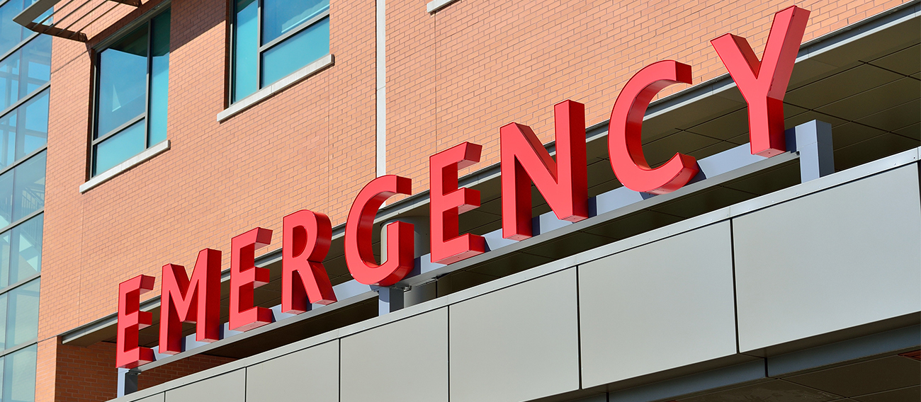emergency sign on hospital saying "Emergency"