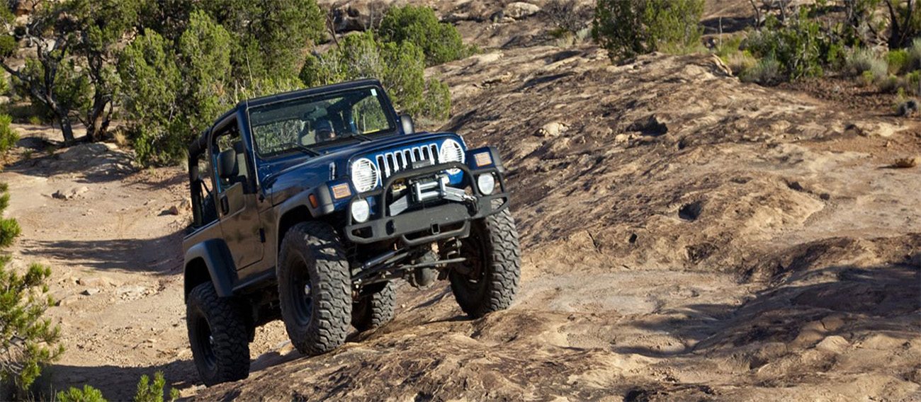 Jeep Tour going on rock climbing trail in Aspen, Colorado forest